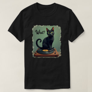 ビニールレコードプレーヤーに座る黒猫Tシャツ - Tシャツ