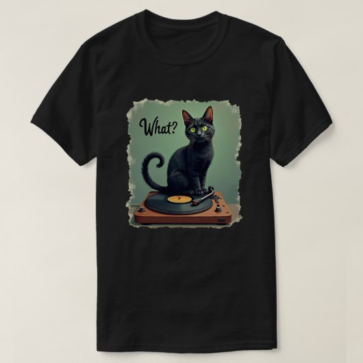 ビニールレコードプレーヤーに座る黒猫Tシャツ - Tシャツ (デザイン正面)
