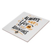 ビブ前向きス – 常に新しい冒険にYESを言う タイル (側面)