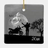 ビューティフルカップル初めてのクリスマスオートバイラブ セラミックオーナメント (裏面)