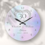 ビューティフルパールハート30周年記念 ラージ壁時計<br><div class="desc">美しい真珠ハートを搭載したシックな30周年結婚時計は、真珠の背景にパーソナライズされたあなたの特別な真珠の記念日の情報と一緒に行うことができる。Thisisnomeによる設計©</div>
