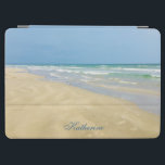 ビューティフルビーチ撮影サンドパイパーモノグラム iPad AIR カバー<br><div class="desc">ビーチの美しいiPadケース。海辺で豪華な写真が撮れかわいらし、晴れた夏の日に海波のふちに立つサンドパイパーが登場します。かわいい青転がい水が砂浜に打ち寄せており、かわいいパーソナライズされたティール（緑がかった色）タイポグラフィ。美しい海岸のテーブルは、娘、母、祖母、孫娘への贈り物です。</div>