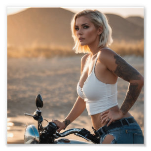 ビューティフルブロンドバイクもしくは自転車に乗る人ベイインデザートホテル フォトプリント