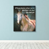 ビューティフルホワイトホースと小さな女の子装飾用クッション キャンバスプリント (インサイチュ (ウッドフロア))