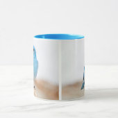 ビューティフルマウンテンブルーバードオンビーチスタンプ マグカップ (中央)