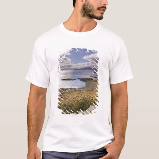ビュート、Argyll、スコットランドの水および海岸の眺め Tシャツ (正面)