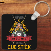 ビリヤードは決してキューで老人を過小評価しない キーホルダー (裏面)