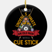 ビリヤードは決してキューで老人を過小評価しない セラミックオーナメント (裏面)