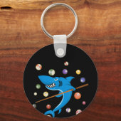 ビリヤード・シャーク8ボールプレーヤープールテーブルキュースティック キーホルダー (正面)