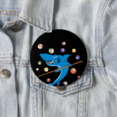 ビリヤード・シャーク8ボールプレーヤープールテーブルキュースティック 缶バッジ (インサイチュ)