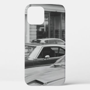 ビルドの横の道路での車のグレイスケール写真 iPhone 12ケース