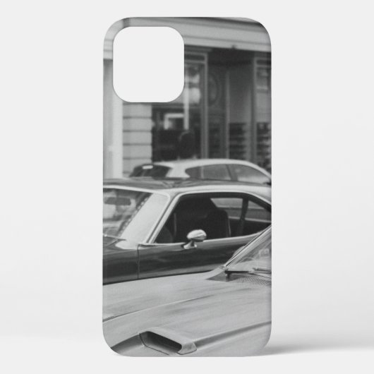 ビルドの横の道路での車のグレイスケール写真 Case-Mate iPhoneケース (裏面)