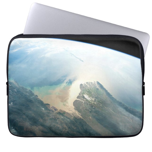 ビルマ（ミャンマー）のイラワディ川デルタ。 ラップトップスリーブ (正面)