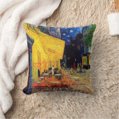 ビンセントヴァンゴッホ-カフェテラスアットナイトファインアート クッション (ブランケット)