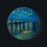 ビンセント・ヴァン・ゴッホ・スター・ナイト・オーバー・ザ・ローネ 缶バッジ<br><div class="desc">ヴァンゴッホ最高傑作の星空の夜絵画 – ビンセント・ヴァン・ゴッホによるA'sのRhone上の星空の夜は、星でいっぱいの夜と橋を示す。1888絵を描年に夜のアルレ絵を描スフランス。</div>