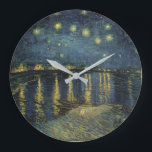 ビンセント・ヴァン・ゴッホ | Rhoneでの星空の夜 ラージ壁時計<br><div class="desc">1888年の星空の夜 |ビンセント・ヴァン・ゴッホ |アートロケーション: Musee d'Orsay,パリ,フランス |オランダアーティスト |画像収集番号: XIR60960</div>