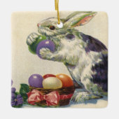 ビンテージのイースターバニーとイースターエッグのバスケット セラミックオーナメント (正面)