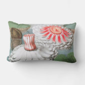 ビンテージの水面に咲く睡蓮の花のある庭の池 ランバークッション (正面)