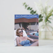 ビンテージの美しい女性が青い水着で日焼けしている インビテーションポストカード (スタンド正面)