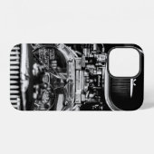 ビンテージカーエンジンのモノクロ写真 iPhoneケース (裏面横)
