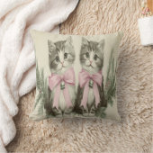 ビンテージクリスマスキッテン ピンクのボンボン付き クッション (ブランケット)