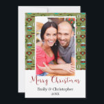 ビンテージクリスマスツリーオーナメントの写真カード シーズンカード<br><div class="desc">ヴィンテージまクラシックたはクリスマスツリー電球オーナメント写真グリーティングカード。この緑素朴と赤のクリスマスツリーのオーナメントの写真カードは、家族のクリスマスカードに最適である。カードの前面で名前を更新し、年と同じ名前にカスタマイズできる。</div>