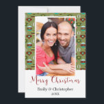 ビンテージクリスマスツリーオーナメントの写真カード シーズンカード<br><div class="desc">ヴィンテージまクラシックたはクリスマスツリー電球オーナメント写真グリーティングカード。この緑素朴と赤のクリスマスツリーのオーナメントの写真カードは、家族のクリスマスカードに最適である。カードの前面で名前を更新し、年と同じ名前にカスタマイズできる。</div>