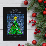 ビンテージクリスマステンドグラス シーズンカード<br><div class="desc">この美しい5" x 7"のフラットクリスマスグリーティングカードは、手で作った水色のステンドグラスデザインを備えている。クリスマスツリーには赤いオーナメントと背景に青い色合いの赤い金ゴールドが付いている。編集可能な挨拶は「メリークリスマス」である。 背中には編集可能なメッセージ「このホリデーシーズンに平和と愛と喜びを願う」があり、署名スタイルフォントにあなたの名前と年のプレースホルダがある。</div>