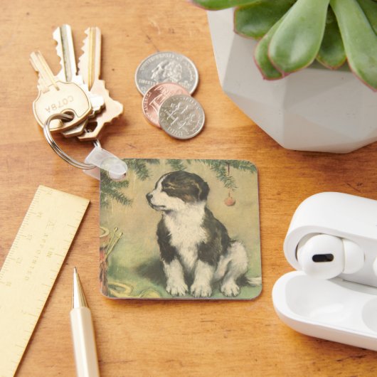 ビンテージクリスマス かわいい子犬がクリスマスツリーの下に キーホルダー (デスク)