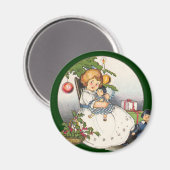 ビンテージクリスマス、ぬいぐるみと遊ぶ幸せな少女 マグネット (正面/裏面)