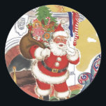 ビンテージクリスマス、陽気なサンタクロースとプレゼント ラウンドシール<br><div class="desc">クラシックな子供の絵本『クリスマスの夜の前に』からのビンテージイラストクリスマスホリデーデザイン。このデザインは、クリスマスイブに煙突を降りてきた、おもちゃの入った袋を持った陽気なサンタクロースを子供の家のリビングルームで描いている。マントルの上の暖炉のそばには靴下が並んでいる。
頭の中でイメージを描き、あたりを見回していると、聖ニコラスが煙突を勢いよく降りてきた。陽気なクリスマス、ホー、ホー、ホー！すべての人々に幸せなクリスマスを、そしてすべての人々に良い夜を！</div>
