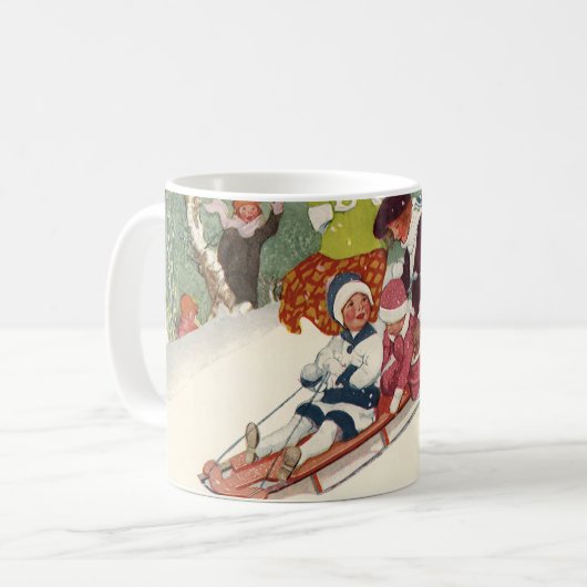 ビンテージクリスマス、雪の中で子供たちがスレッドに乗って遊ぶ コーヒーマグカップ (正面左)