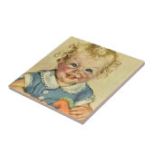 ビンテージスタイルの可愛いブロンドのスカンジナビアの子供、カールした髪型 タイル (側面)