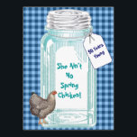 ビンテージ保存瓶 青ギンガム柄 招待状<br><div class="desc">このビンテージ風の保存瓶 青ギンガム柄グラフィックデザインを楽しんで。ニワトリのグラフィックは削除可能。フォントサイズ、スタイル、色を変更可能。テキストを変更して、あなた自身の行事に合わせよう。誕生日、周年記念、結婚式、ブライズパーティー、女子会、パブ巡り、ハメ会、ピクニック、バーベキュー、BBQ、プールパーティー、夏のパーティー、お茶の会、ランチ会、再会、卒業式などに最適！</div>