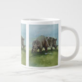 ビンテージ恐竜、セントロサウルスが草原で草を食む ジャンボコーヒーマグカップ (右)