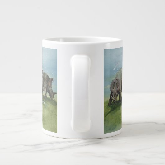 ビンテージ恐竜、 Centrosaurus が草原で草を食べる ジャンボコーヒーマグカップ (裏面)