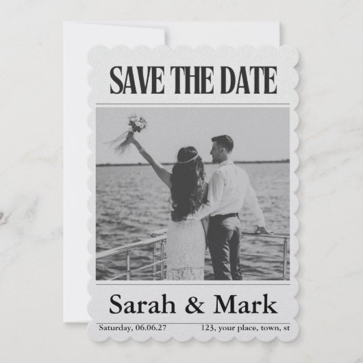 ビンテージ新聞風トレンドのラウンド型Save the Date セーブザデート (正面)