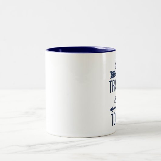 ビーアトラベラーノア観光客タイポグラフィ引用文 ツートーンマグカップ (中央)