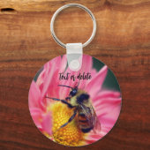 ビーオンピンクデイジーパーソナライズされた花 キーホルダー (正面)
