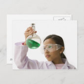 ビーカーで液体を見ているヒスパニックの女の子 ポストカード (正面/裏面)
