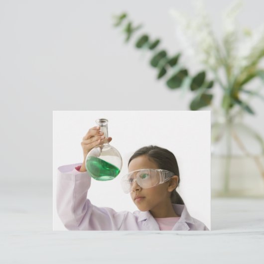 ビーカーで液体を見ているヒスパニックの女の子 ポストカード (スタンド正面)