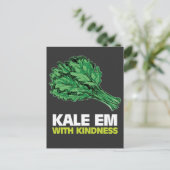 ビーガンおもしろいことわざ – ケールヘルシーフードベジギフト ポストカード (スタンド正面)