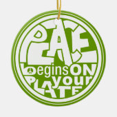 ビーガンのスローガンの平和はあなたのプレートで始まります セラミックオーナメント (正面)