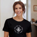ビーキントシンプルモダン感動的タイポグラフィ Tシャツ<br><div class="desc">ビーのシンプルタイポグラフィモダンファッションTシャツトップは文字の「優しい、勇敢な、クリエイティブ」を冠をかぶったビーをアクセントにしたスクリプモダントタイポグラフィに登場。誕生日、クリスマス、母の日、友達、姉妹など、彼女のための最高の贈り物として完璧な。Evco Studioによる設計www.zazzle.com/store/evcostudio</div>