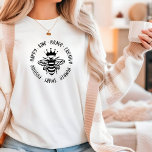 ビーキントシンプルモダン感動的タイポグラフィ Tシャツ<br><div class="desc">ビーのシンプルタイポグラフィモダンファッションTシャツトップは文字の「優しい、勇敢な、クリエイティブ」を冠をかぶったビーをアクセントにしたスクリプモダントタイポグラフィに登場。誕生日、クリスマス、母の日、友達、姉妹など、彼女のための最高の贈り物として完璧な。Evco Studioによる設計www.zazzle.com/store/evcostudio</div>