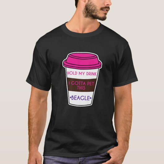 ビーグルおもしろいーズことわざ飲み物を持ってBeaをペットに Tシャツ (正面)