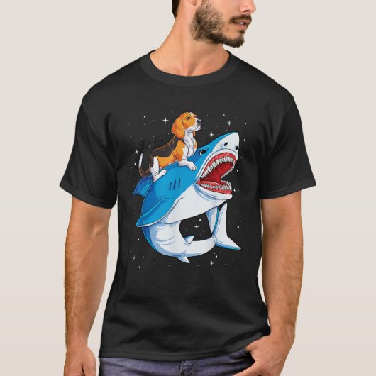 ビーグルがサメに乗ってる！サメ好きな犬好きさんへのプレゼントに 宇宙  Tシャツ (正面)