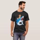 ビーグルがサメに乗ってる！サメ好きな犬好きさんへのプレゼントに 宇宙  Tシャツ (正面フル)