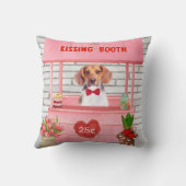 ビーグルドッグバレンタインデーキスをするス クッション (裏面)