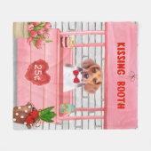 ビーグルドッグバレンタインデーキスをするス フリースブランケット (正面(横))